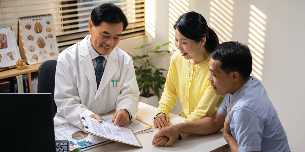 2 students conversing while walking across a university campus