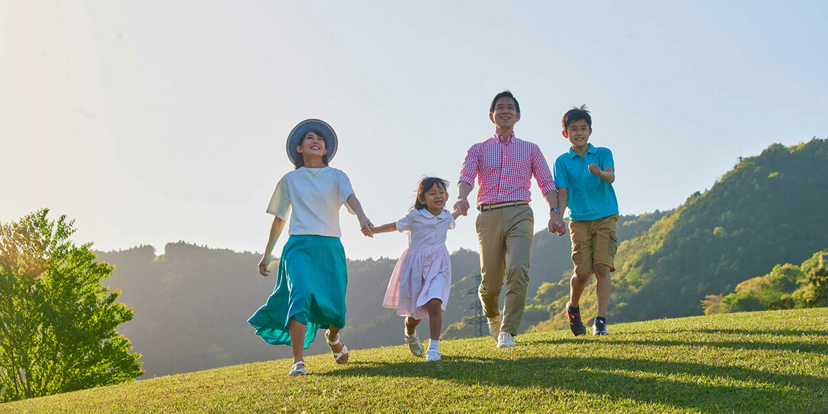 2 students conversing while walking across a university campus