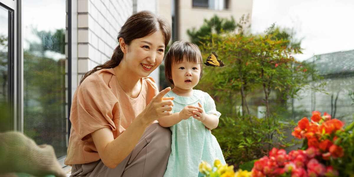 2 students conversing while walking across a university campus